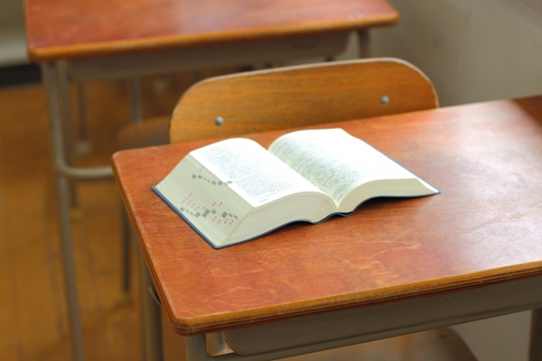 辞書が置かれた学校の教室の木製机