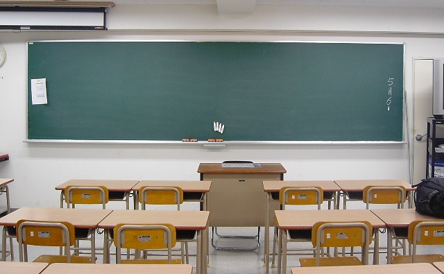 夜間の教室と黒板